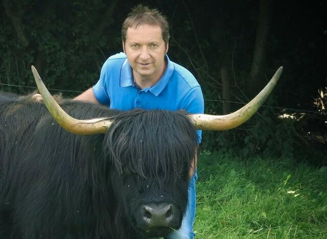 Mit einem Sensenmäh-Kurs setzt Bio-Landwirt Günter Hoffellner auf Weiterbildung und er wünscht sich eine stärkere Direktvermarktung.  | Foto: Engel