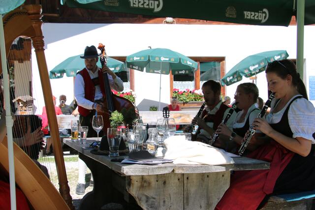 Die StuWi-Musig mit Blasmusik-Bezirksobfrau Madeleine Kindl spielte auf Issenanger auf  | Foto: TVB Stubai