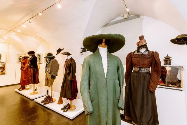 Herrliche Stücke aus der Trachtensammlung im Museum Stibichhofen in Trofaiach. | Foto: Freisinger