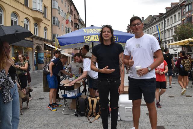 Im Bild: Marco Pogo (links) mit einem begeisterten Unterstützer. | Foto: Kendlbacher