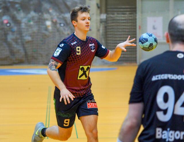 Der wieder genese Patrick Stolz führte Leoben erstmals als Kapitän aufs Parkett. | Foto: Handball Sportunion Leoben