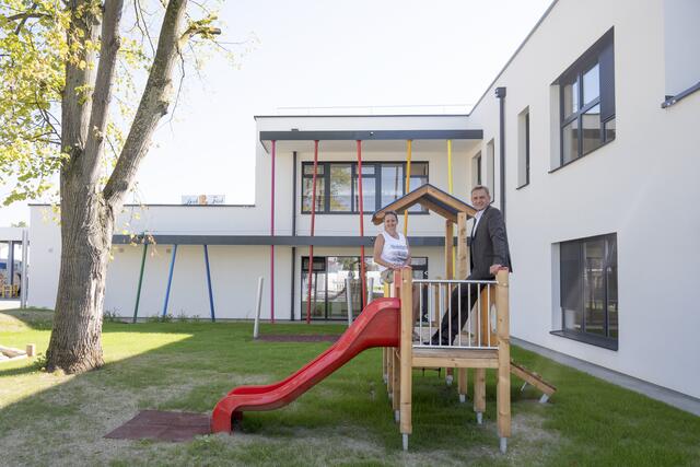 Bildungsreferent Vizebürgermeister Klaus Schinninger überzeugte sich mit Leiterin Petra Weidinger an Ort und Stelle vom planmäßigen Verlauf der Übersiedelungsarbeiten. | Foto: Stadt Wels