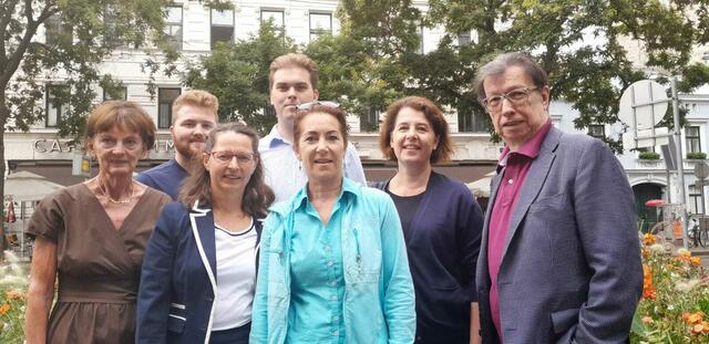 Die Junge ÖVP Josefstadt und der Seniorenverein ab5zig-Josefstadt traten nun mit Ideen zur Umgestaltung des Josef-Matthias-Hauer-Platzes an die Öffentlichkeit. | Foto: JVP Josefstadt