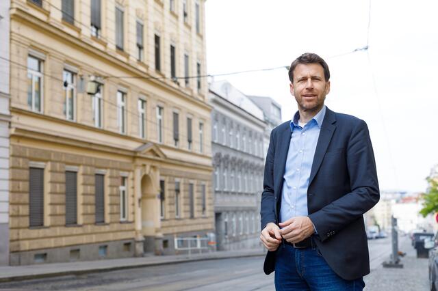 Thomas Laimer vor dem Ottakring-Ausweichquartier in der Panikengasse. | Foto: Schedl