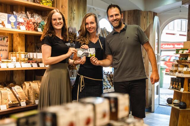 Theresa Eder vom Jazzfestival Saalfelden mit Nela und Mario vom Eleonas Shop | Foto: Michael Geißler