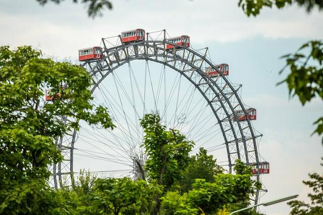 Der 19-Jährige dürfte im Geschäft vor dem Riesenrad ein T-Shirt gefordert sowie andere Personen im Geschäft bedroht haben.  | Foto: Monsieur Sky