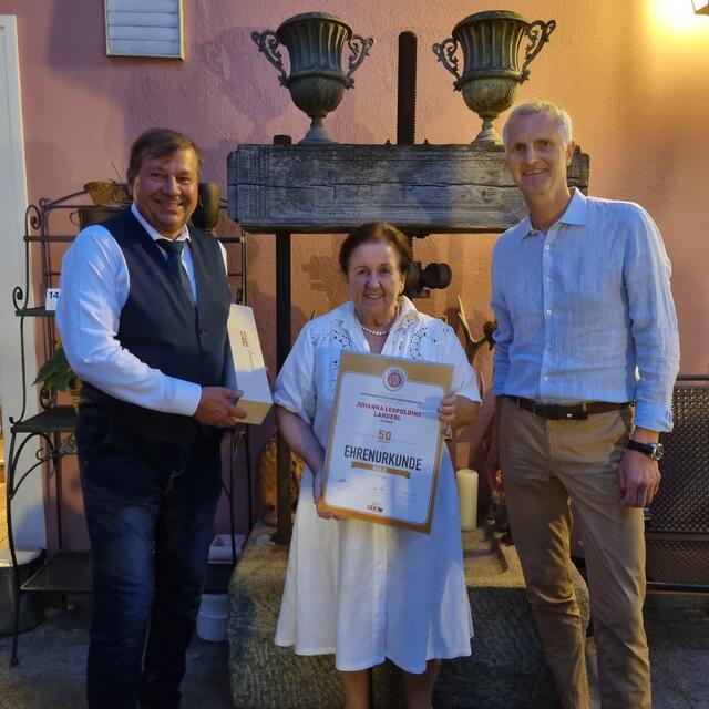 Bezirks-Wirtesprecher Christian Geirhofer (rechts) und WKO-Bezirksstellenobmann Wolfgang Wimmer gratulierten Johanna Landerl herzlich und überreichten ihr die goldene Ehrenurkunde. | Foto: WKO Perg
