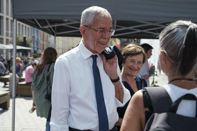 Aktuell tourt der Präsident mit seiner Gattin Doris Schmidauer durch Österreich.