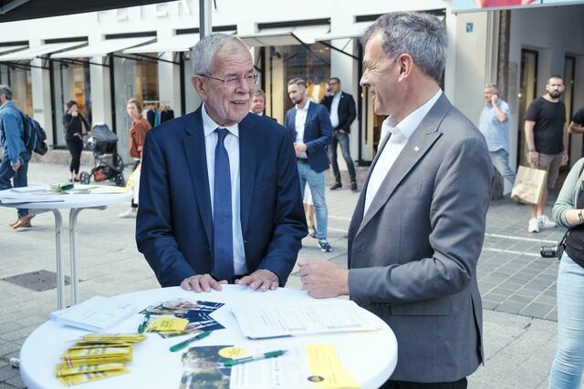Alexander Van der Bellen tauschte sich auch mit Bürgermeister Georg Willi aus.  | Foto: Lukas Kafenda 