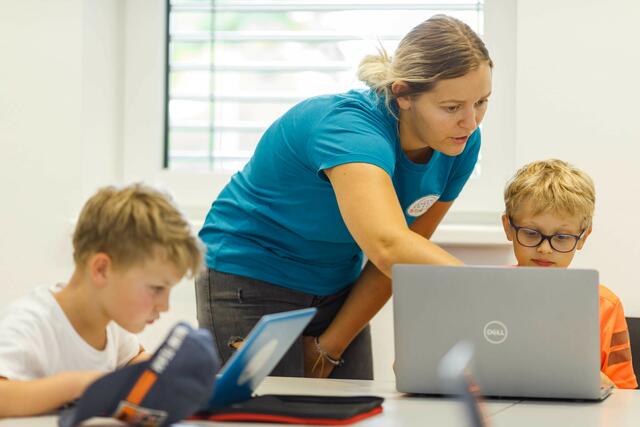 Die Teilnehmerinnen und Teilnehmer konnten gemeinsam mit jungen Trainerinnen und Trainern einfache Programmiersprachen erlernen. | Foto: Foto Linshalm
