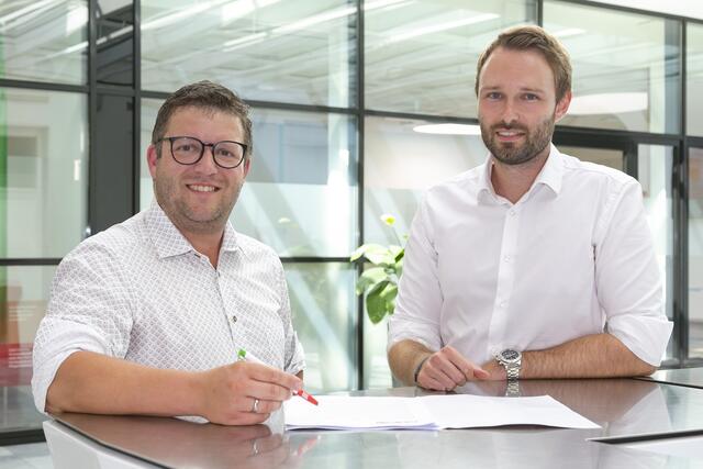 Stefan Mair, Gremialobmann des Tiroler Lebensmittelhandels (l.) und der stellvertretende Gremialobmann Lorenz Wedl (r.) analysieren die aktuellen Teuerungen und deren Hintergründe. | Foto: © WKT / Die Fotografen 