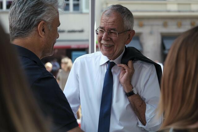 Bundespräsident Alexander Van der Bellen im Gespräch mit einem Passanten.  | Foto: Lukas Kafenda 