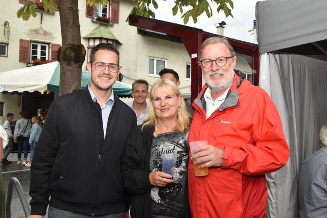 StR Johannes Tilg (li.) und Bgm. Christian Margreiter (re.) mit Ehefrau Carolin machte der Regen nichts aus.