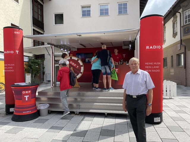 Direkt vor dem Grünen Haus wurde das ORF-Zelt mit dem Glücksrad aufgestellt. Rechts im Bild: Museumsobmann Ernst Hornstein.