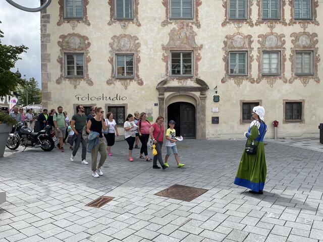 Im Rahmen einer Führung erklärte Alexandra Posch den Besuchern die alten Bürgerhäuser von Reutte.
