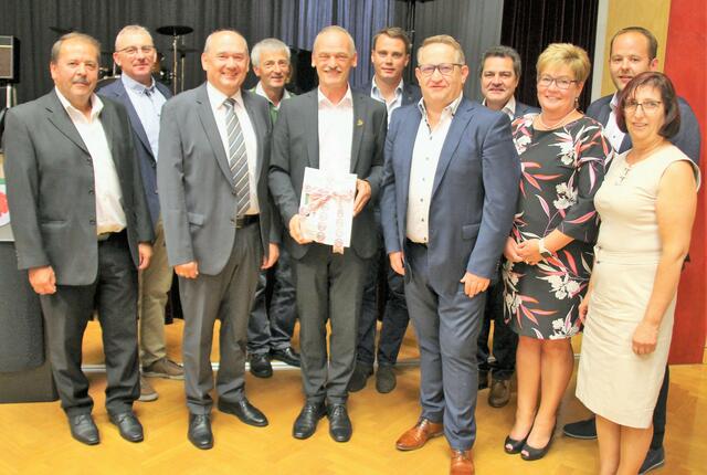 Die ÖVP-Gemeinderäte bei der Überreichung der Extraausgabe des Gemeindeblatts an Bürgermeister Johann Kaufmann (5.v.l.). | Foto: Manfred Schantl