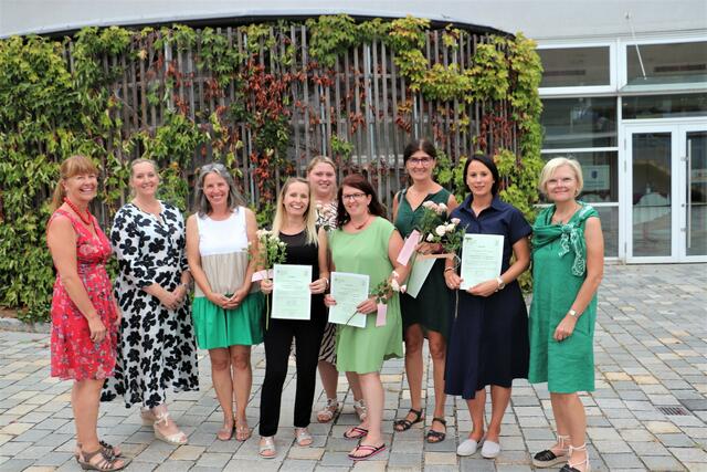 Neue Tagesmütter für die Region: Die Absolventinnen aus dem Bezirk Leibnitz mit Karin Fechter, Daniela Wohlmuth und Barbara Brinner (alle 1.R. links) und Michaela Linhart (r.) | Foto: Edith Ertl