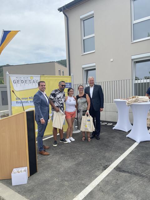 Gedesag Vorstandsdirektor Peter Forthuber, die neuen Mieter, Bgm. Gudrun Berger, LR Martin Eichtinger | Foto: Lukas Schafhauser