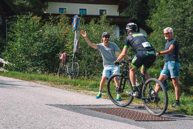 Bevor es auf die Forststraße ging wurde kräftig angefeuert | Foto: Pernsteiner