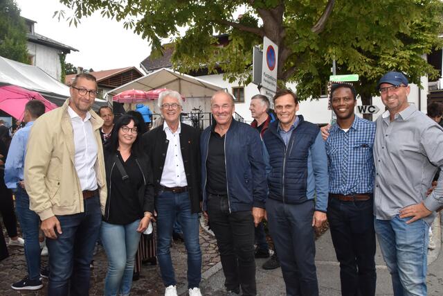 Vizebgm. Martin Plank mit Gattin Gabi, TVB-Obmann Werner Nuding, Altbgm. Arno Guggenbichler, Bgm. Martin Wegscheider, Pfarrer Martin Nwafor Chukwu, und Chefinspektor Martin Mayr.