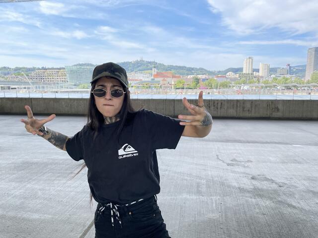 Dunkle Kleidung und selbstbewusstes Auftreten gehört definitiv zu Krump. Tänzerin Anna Blvck erklärt uns, was sie an diesem harten und expressiven Stil begeistert und welches Lebensgefühl damit verbunden ist. | Foto: BRS/Gschwandtner