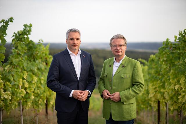 Idyllisches Zusammentreffen: Karl Nehammer und Christopher Drexler in der Oststeiermark. | Foto: BKA/Glaser
