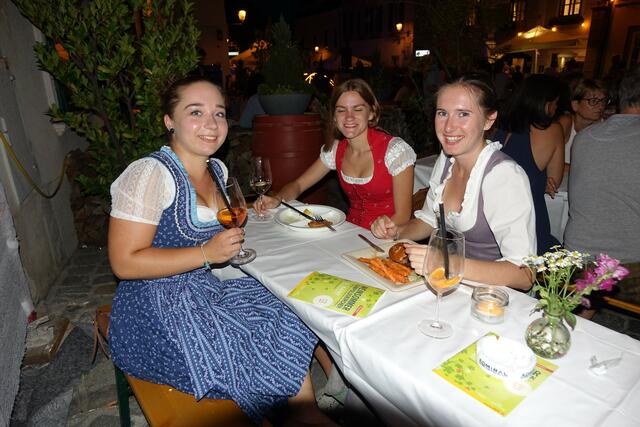 Winzerkönigin Simone I wurde von ihren Freundinnen Viktoria und Stephanie begleitet