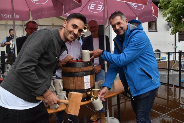 Kombinierer Lukas Greiderer und Vizebgm. Arno Pauli kümmerten sich um den Bieranstich.