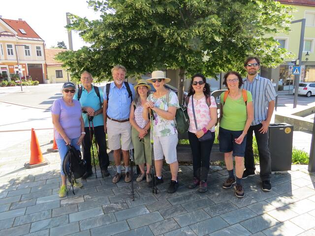 Obfrau Elisabeth Lichtblau, Franz Benesch, Alexandra Ernstthaler (4.v.l.), Claudia Mercedes (3.v.r.) und die Vorstandsmitglieder Manfred Car, Gertrud Zemen, Martha Leitner und Robert Krickl (v.l.). | Foto: Umweltschutzverein