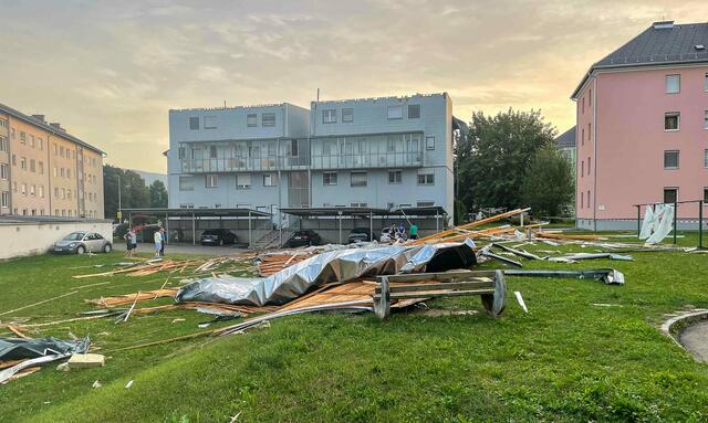 In Knittelfeld wurden ganze Dächer abgedeckt. | Foto: Fotos: ripu