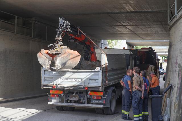 In Edt bei Lambach prallte ein Lkw mit ausgefahrenem Ladekran gegen eine Eisenbahnunterführung. | Foto: laumat.at