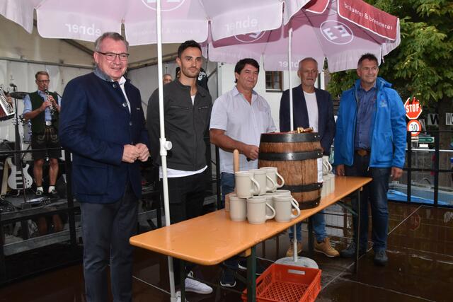 Beim Bieranstich: LR Johannes Tratter, Kombinierer Lukas Greiderer, Bgm. Manfred Schafferer, Vizebgm. Max Unterrainer und Vizebgm. Arno Pauli.