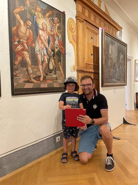 Vater und Sohn gingen bei der Rätselralley auf Entdeckungsreise nach den Mäusen.