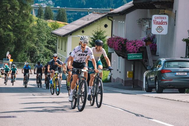 Für knapp 50 TeilnehmerInnen der Sattelberg Trophy ging es vor kurzem mit dem Bike vom Grieser Dorfzentrum über die Landesstraße nach Vinaders und anschließend über den Forstweg auf die Sattelbergalm. So schnell wie möglich, versteht sich! | Foto: Pernsteiner