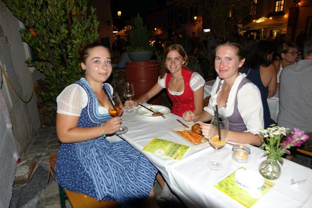 Winzerkönigin Simone I wurde von ihren Freundinnen Viktoria und Stephanie begleitet