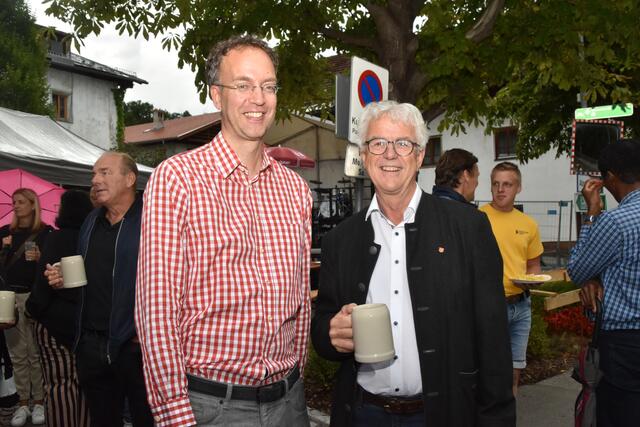 Martin Friede (GF-TVB Hall Wattens) und TVB-Obmann Werner Nuding genießen die gute Stimmung beim Dorffest.