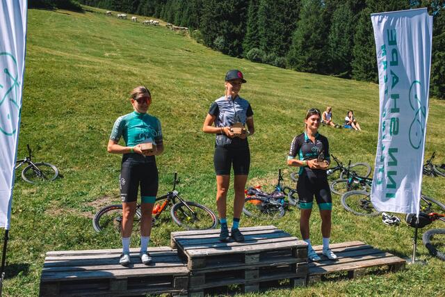 Auch bei den Damen wurden erstaunliche Zeiten hingelegt. Am Podest Katharina Hört Nagl (2.), Melanie Klingenschmid (1.), Kathrin Auer (3.) | Foto: Pernsteiner