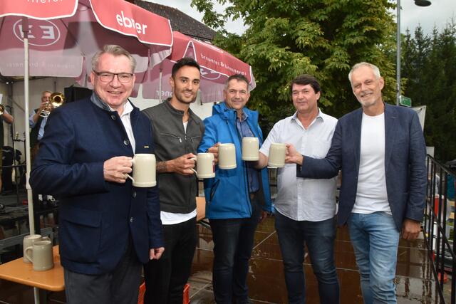 Zum Wohle: LR Johannes Tratter, Olympiamedaillen-Gewinner Lukas Greiderer, Vizebgm. Arno Pauli., Bgm. Manfred Schafferer und Vizebgm. Max Unterrainer sind in Feierlaune.