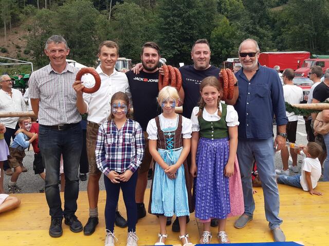 Beim "Steirisch-Hag'l-Ziag'n"-Bewerb traten die kräftigsten Männer wieder um den Titel "Stärkster Oberschlattner" an: Den Sieg erkämpfte sich dieses Jahr Christoph Ponweiser, vor seinem Bruder Hannes Ponweiser (2. Platz); Platz 3 ging an Michael Lechner
v.l.n.r.: Hubert Piribauer (Obmann 'Verein Kirche Oberschlatten'), Michael Lechner, Christoph Ponweiser, Hannes Ponweiser, Hans Schwarzl ("Steirisch-Hag'l-Ziag'n"-Schiedsrichter)
Fotocredit: Martina Piribauer | Foto: Martina Piribauer