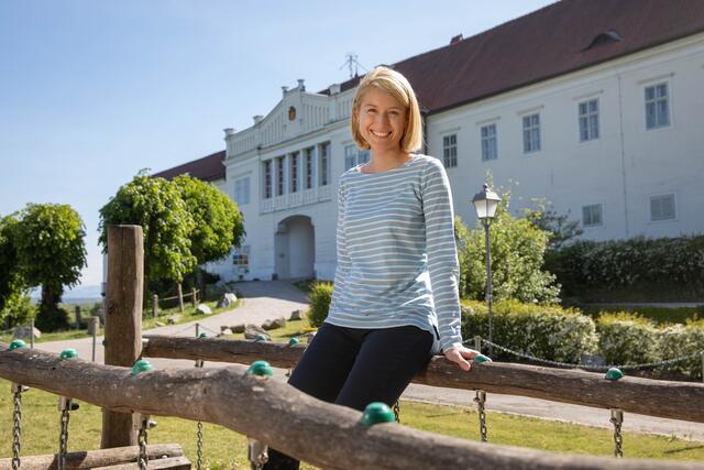 Landeshauptmann-Stellvertreterin Christine Haberlander entspannt gerne an ihrem Lieblingsplatz: Im Schlosspark in ihrer Heimatstadt Enns. | Foto: Wakolbinger
