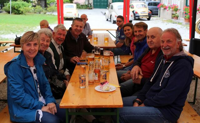 Nordische Legenden wie Reinhold Bachler (3. von links) und seine Skispringer-Kollegen Karl Schnabel (4. von links) sowie Hans Wallner (ganz rechts) waren beim Festakt dabei. | Foto: Richard Kern