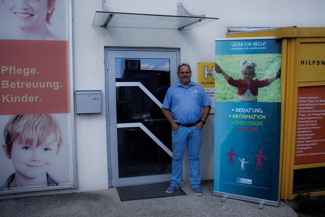 Landesobmann und Berater Clemens Costisella vor der Bezirksstelle in Feldkirchen | Foto: Patric Kreuzer Photography