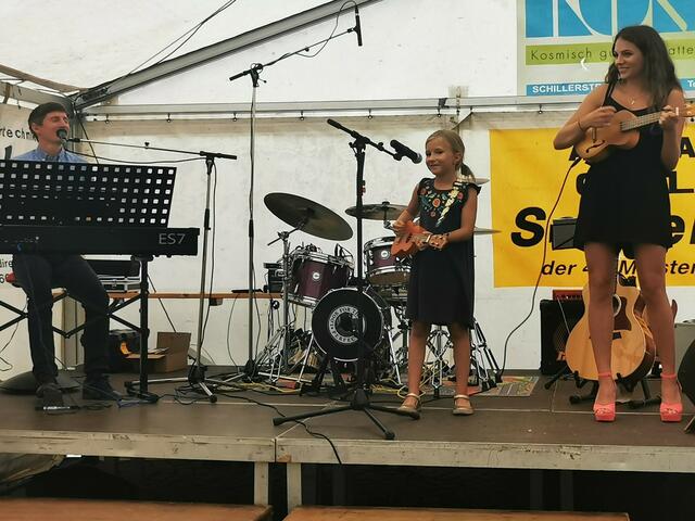 Unterstützt von Papa Johannes und Jasmin Artner präsentiert Clara Steiner ihr erstes Lied, dass beim Ferienpass-Workshop entstanden ist.