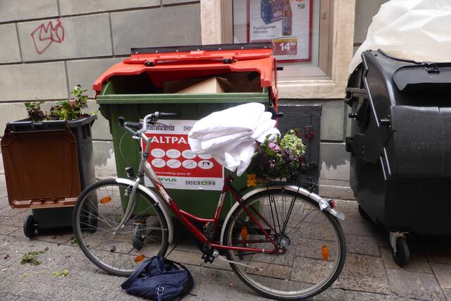 "So ein Wahnsinn - diese schönen Tischtücher sind doch noch lange nicht zum Wegschmeißen - 
viel zu schade - die nehme ich mit für mich!"
So sprach eine Person, sammelte fleißig ein, und half damit, den Müllberg der "Langen Tafel der Genusshauptstadt 2022" zu reduzieren.
Ebenso eingepackt wurde die Tischdekoration.

