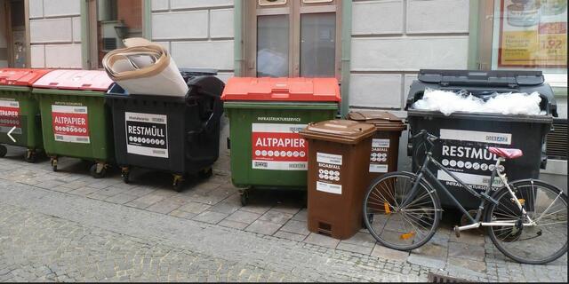 Bild vom Müllplatz 2019 - damals gab es noch keinen Müllberg auf der Straße...