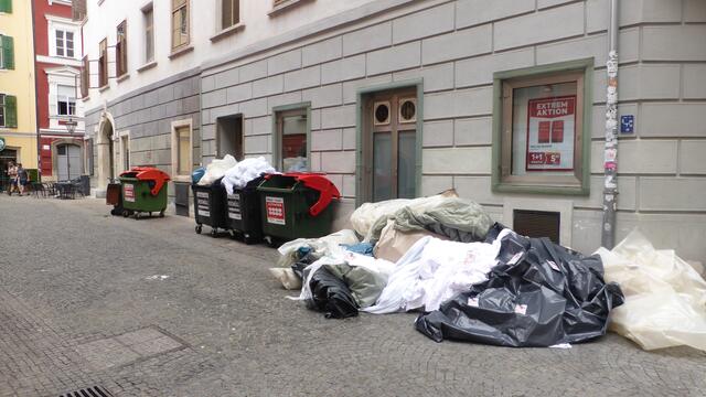 Müllplatz zur  lange Tafel der Genusshauptstadt 2022 etwas versteckt hinter dem Grazer Hauptplatz.
Wieder sehr beeindruckend - alles ist plastikfrei.
Wir brauchen keine gelben Tonnen. Dafür brennt dann der Grazer Restmüll besser :-(