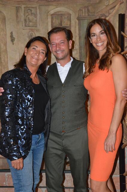 Cristina und Alois Seyrling mit Nina Hartmann.