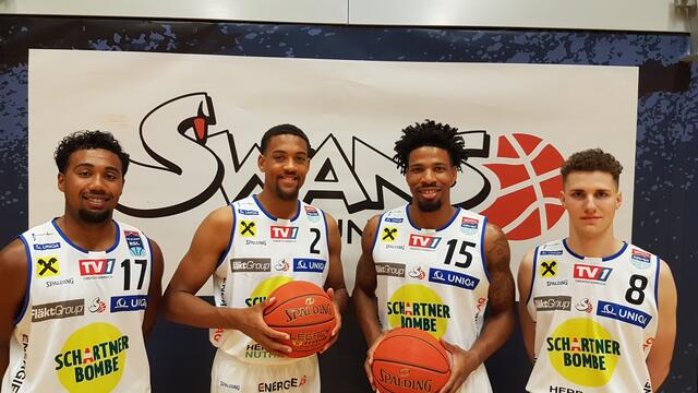 Neu bei den Basket Swans: Dwayne Lautier-Ogunleye, Zac Charles, Urald King und Simon Hintenaus. | Foto: Basket Swans