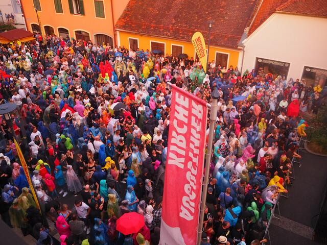 Über 2.300 begeisterte Konzertbesucher auf dem Fürstenfelder Augustinerplatz. | Foto: WW