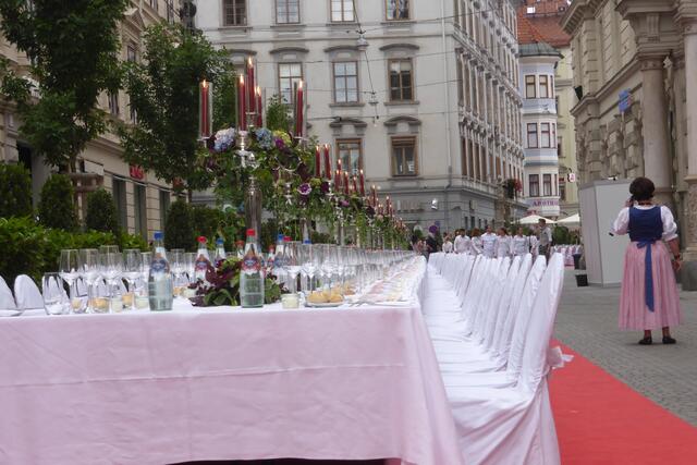 Die lange Tafel der Genusshauptstadt 2022 wurde wieder perfekt ausgerichtet, wenn da nicht...